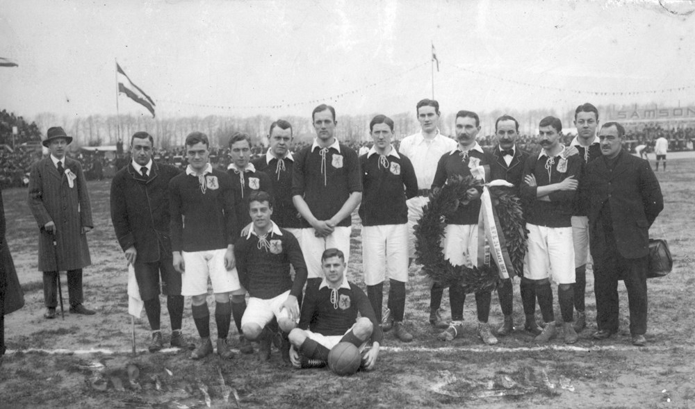 1912 Verenigingsleven Eerste interland op Z.A.C.-terrein aan de Veerallee.  