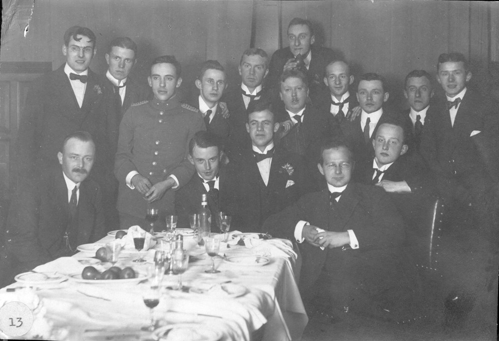 1917 Verenigingsleven Diner in 'Hotel - Restaurant Beenen na de wedstrijd Z.A.C. - Quick (Kampen)