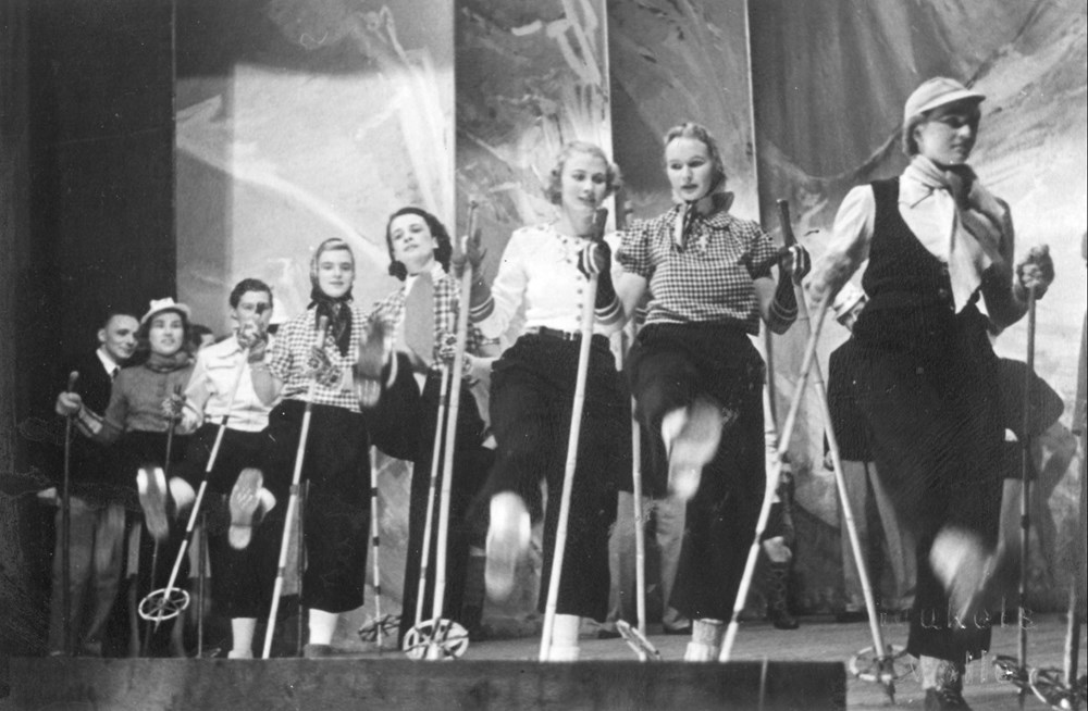 1938 Verenigingsleven Revue 'Daar gaat-ie weer!'