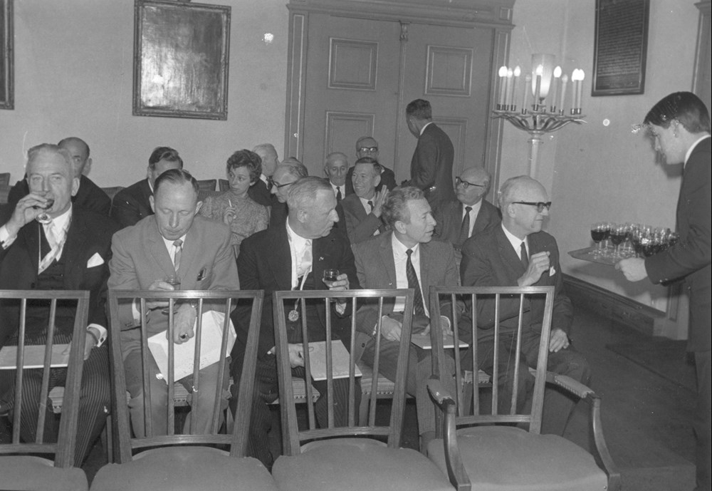 1968 Verenigingsleven Ontvangst reünisten op het gemeentehuis