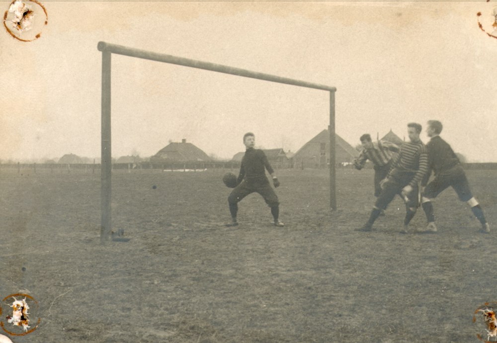 1900 Voetbal Z.A.C. speelt op het terrein aan de Hanekamp.