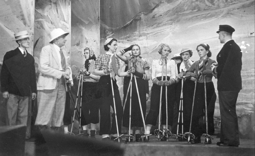 1938 Verenigingsleven Revue 'Daar gaat-ie weer!'