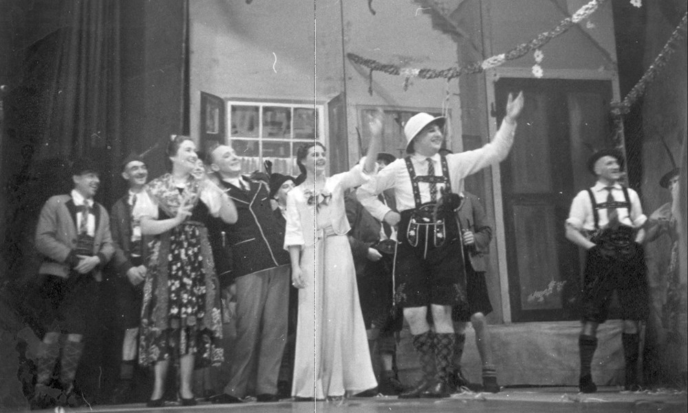 1938 Verenigingsleven Revue 'Daar gaat-ie weer!'