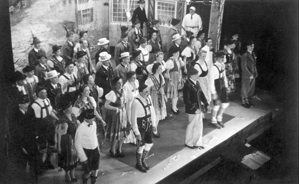 1938 Verenigingsleven Revue 'Daar gaat-ie weer!'