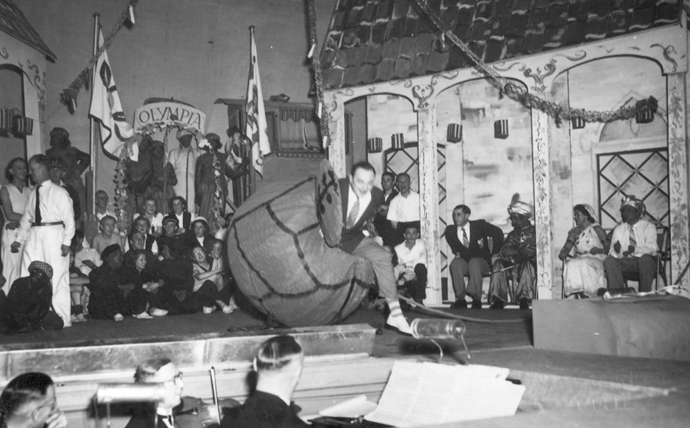 1948 Verenigingsleven Revue 'Hier moet je wezen.'
