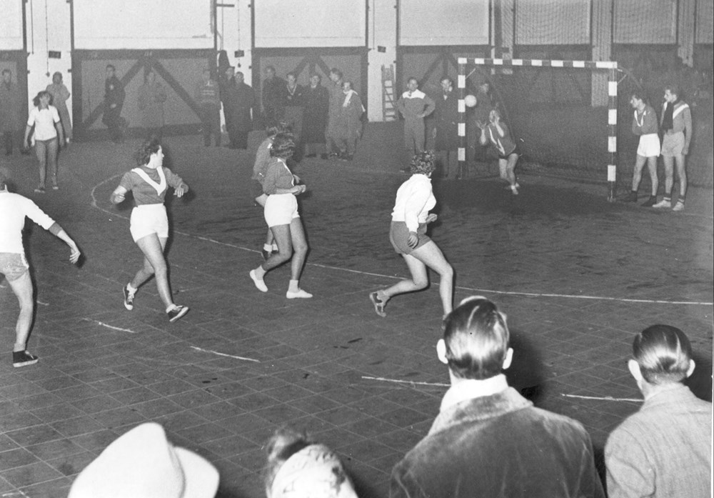 1957 Handbal Eerste zaalhandbalwedstrijden