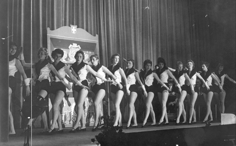 1958 Verenigingsleven Revue 'Spijkers met koppen'