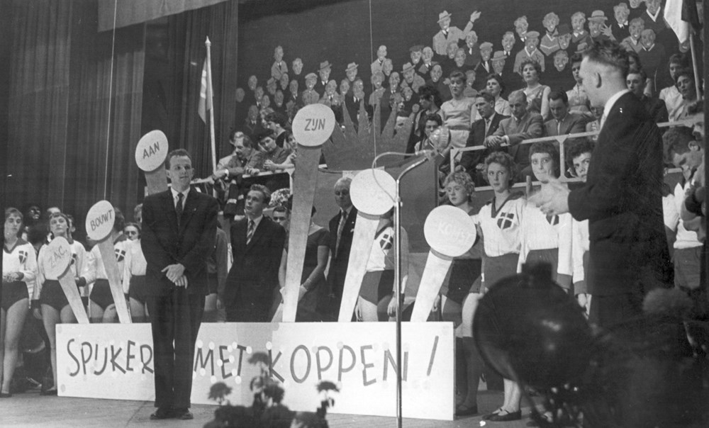 1958 Verenigingsleven Revue 'Spijkers met koppen'