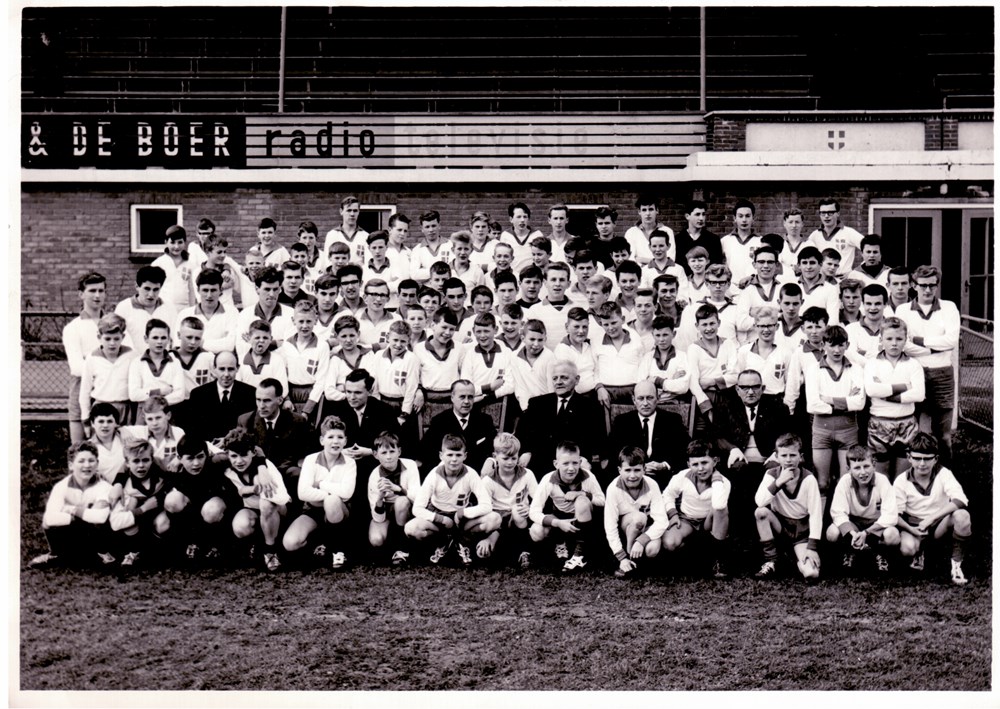 1965 Voetbal Afscheid van Klaas Ester als voorzitter van de jeugdafdeling