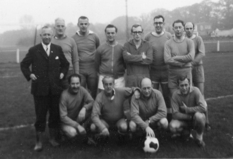 1968 Verenigingsleven Elftal van van bestuurs- en commissieleden rond het 75-jarig bestaan.