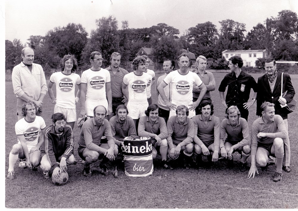 1973 Voetbal Wedstrijd tussen een team met Abe Lenstra (Heineken) en Z.A.C.