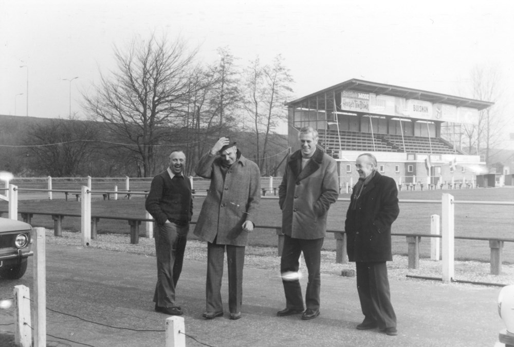 1973 Verenigingsleven Bestuursleden op het Z.A.C. terrein